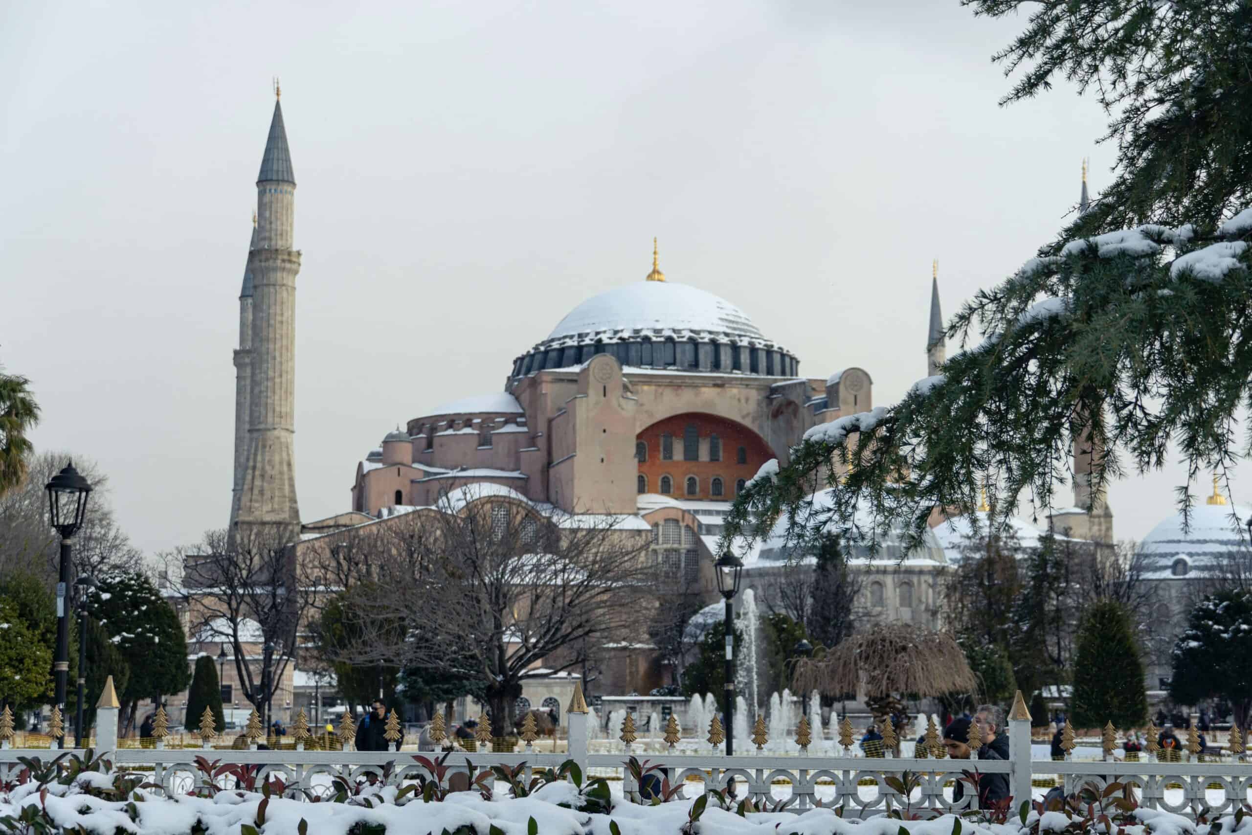 В стамбуле отменили. Стамбул зима 2022. Султанахмет Стамбул зима. Турция Стамбул зимой. Зима в Стамбуле фото.