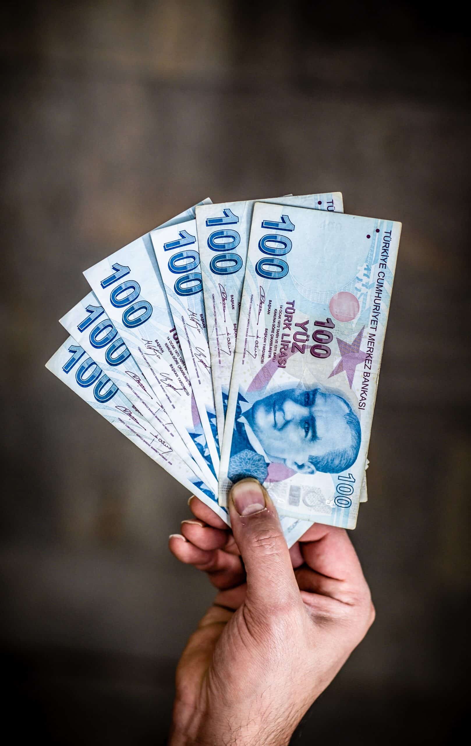 photo of hand holding turkish lira, the currency of Turkey and the right money to use when tipping in Turkey.