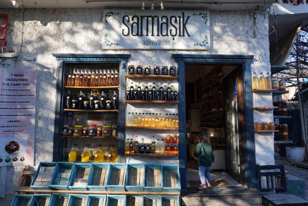 a store in Turkey selling jarred preserves