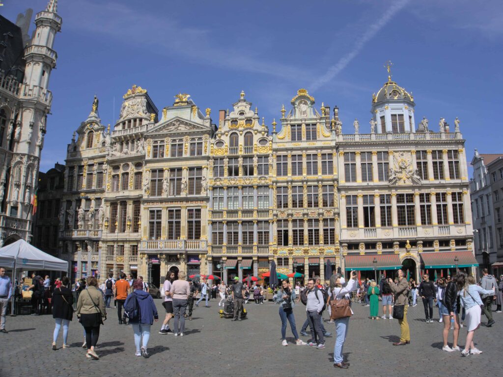 Grand Place, Brussels: Historic square with ornate guildhalls and tourists. Famous landmark in Belgium.