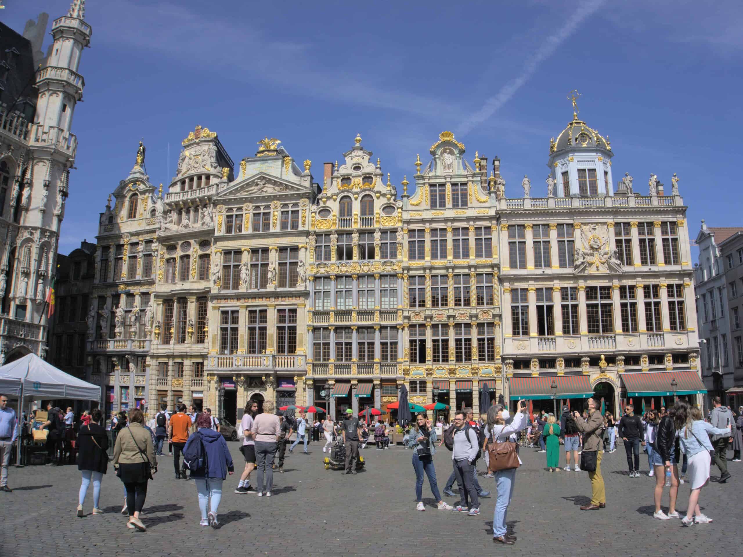 Grand Place, Brussels: Historic square with ornate guildhalls and tourists. Famous landmark in Belgium.